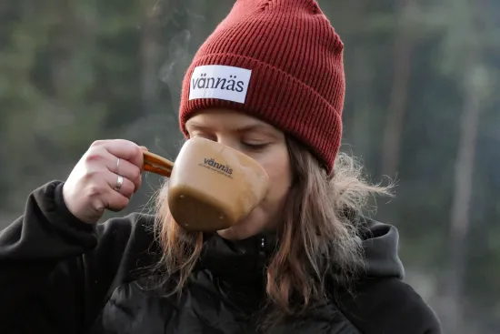 Person som dricker ur kåsa