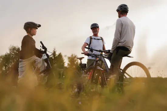 Tre personer på cykel efter vindelälvsleden