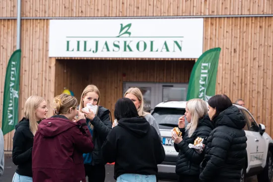 Elever står utanför Liljaskolan
