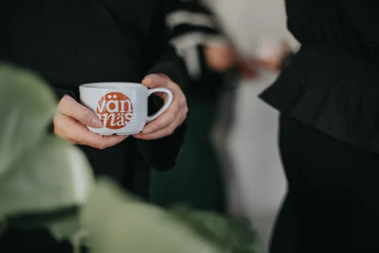 Personer som pratar och dricker kaffe