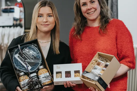 Personer som håller upp förslag på presenter i butik