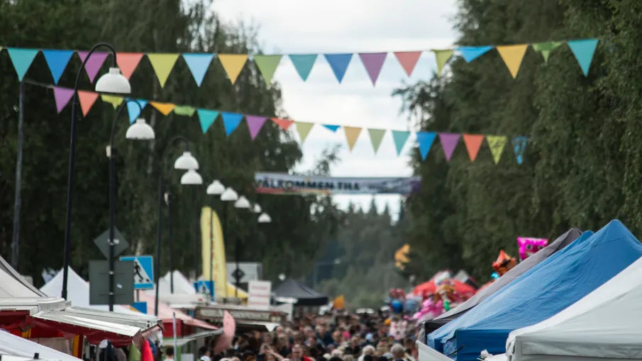 Folkmassa mellan marknadsstånd länds gatorna