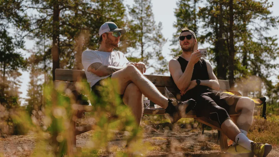 Två personer som sitter på en bänk