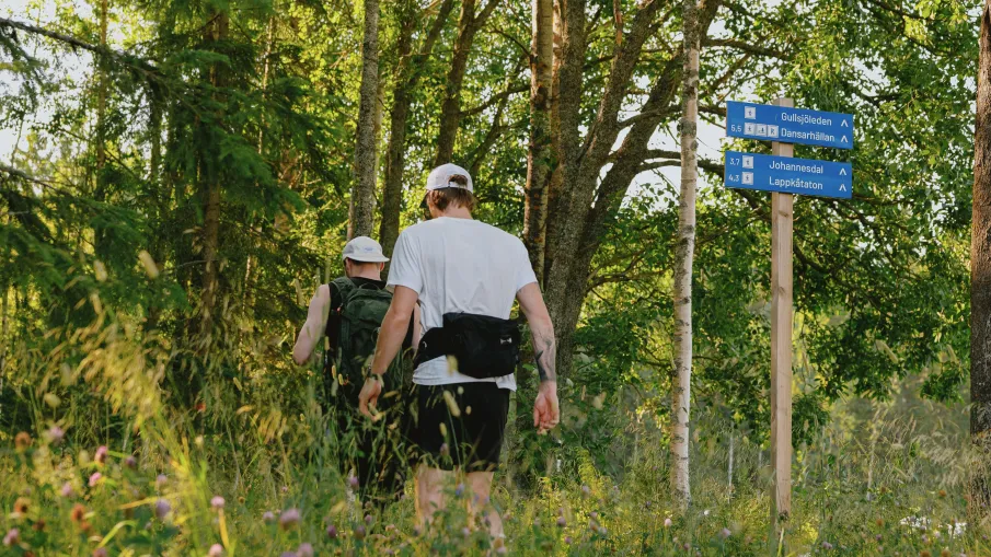 Två personer som går efter vandringsled