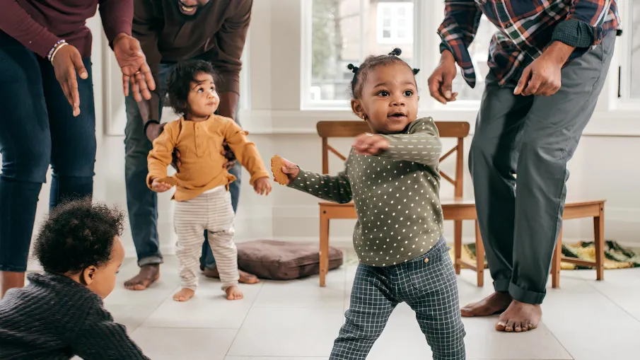 Royalty Free Bilden är ett fotografi på små barn som dansar.