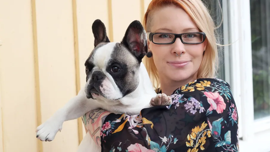 Författaren Anna Hansson med en hund i famnen
