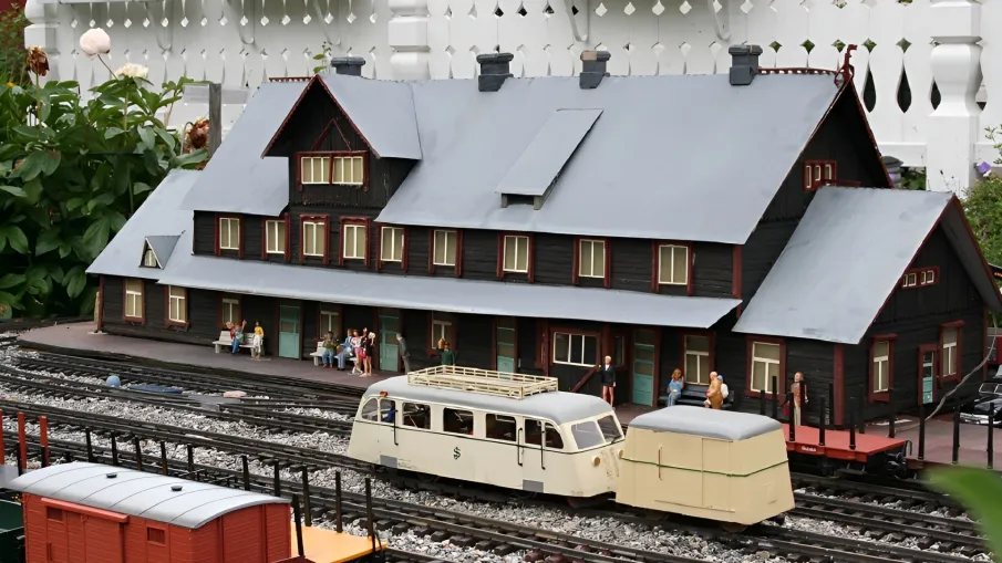 Bilden är ett fotografi på en modell av Vännäs tågstation.