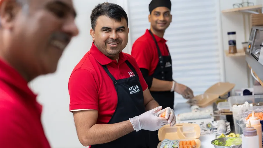 Personer som tillagar sushi