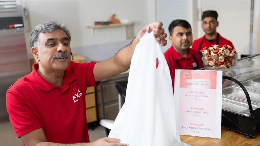 Personer som tillagar sushi