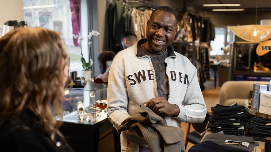 Person som kollar på kläder i butiken Göjvut
