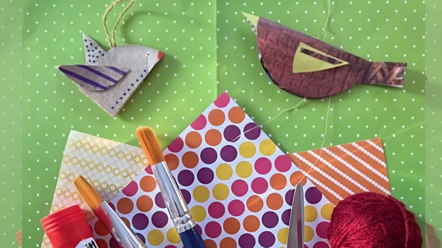 Bilden är ett foto penslar och pappersfåglar