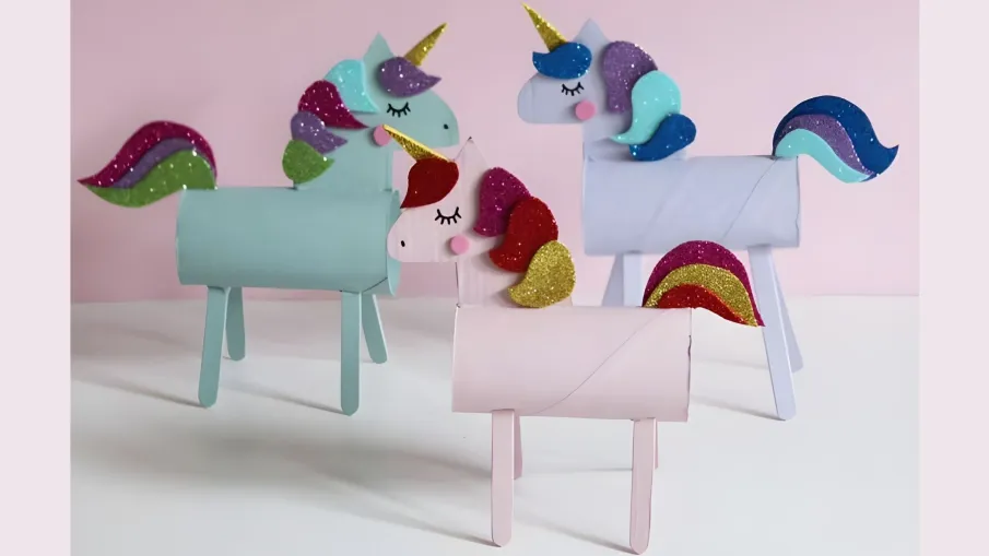 Bilden är ett fotografi på pyssel, föreställande enhörningar, gjorda av toarullar.