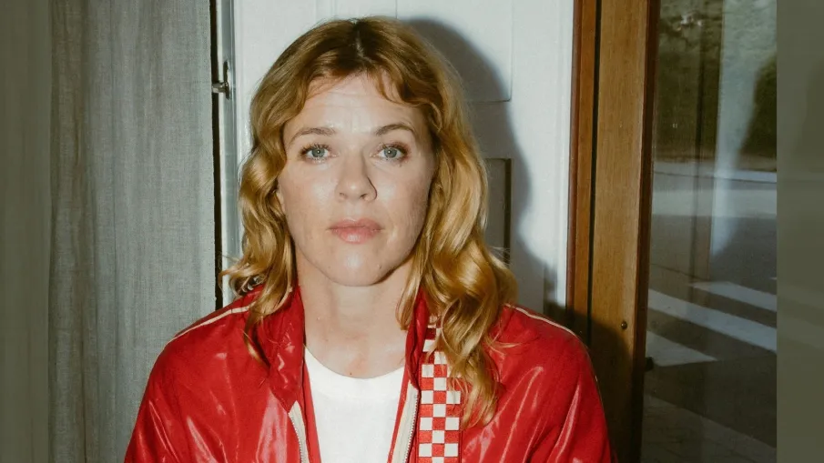 Bilden är ett fotografi av författaren Helena Lindegren