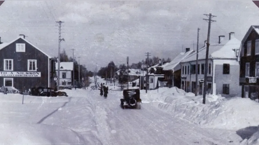 Bilden är ett gammalt fotografi av Östra Järnvägsgatan i Vännäs.