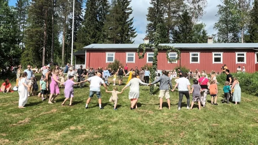 Midsommardans på Pengsjögården