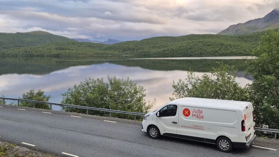 Den samiska bokbussen Julla Májja kör genom vacker natur. 