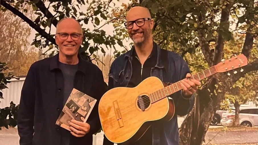 Fotografi av Tor Lundmark och Kurt Levlin framför ett träd.