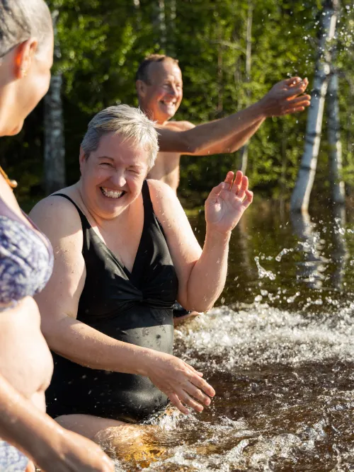 Personer som skvätter vatten när dem badar