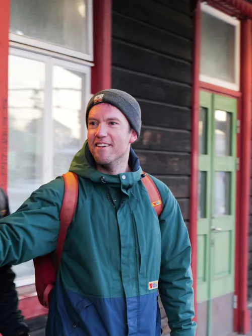 Två personer som kommer ut från dörren på resecenter i Vännäs