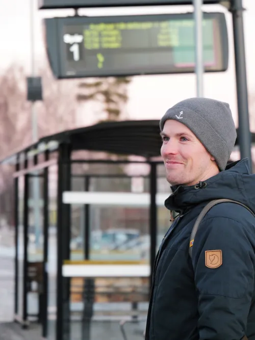 Person som står och väntar på bussen