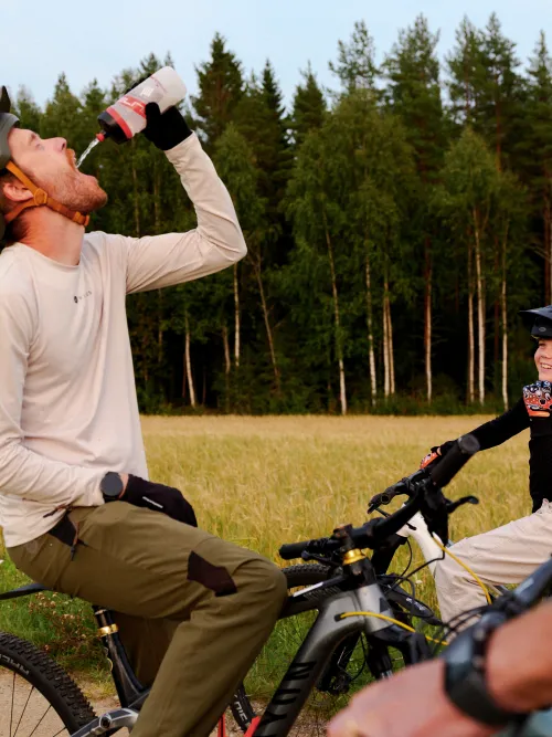 Personer på cykel tar vätskepaus