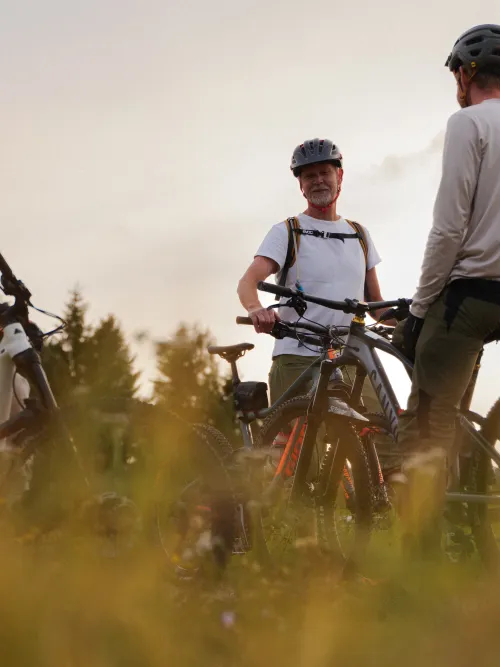 Personer på cykel tar paus