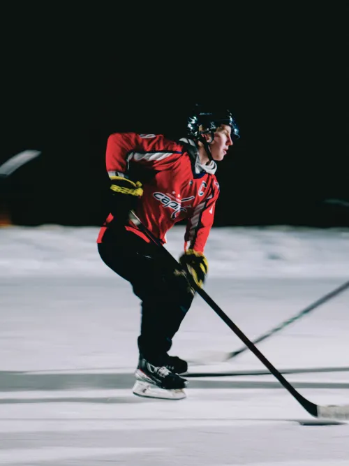 Ungdomar som spelar hockey