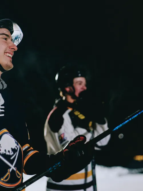 Ungdomar som spelar hockey