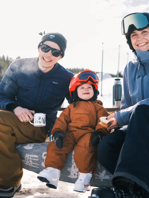 familj som åker slalom vännäs