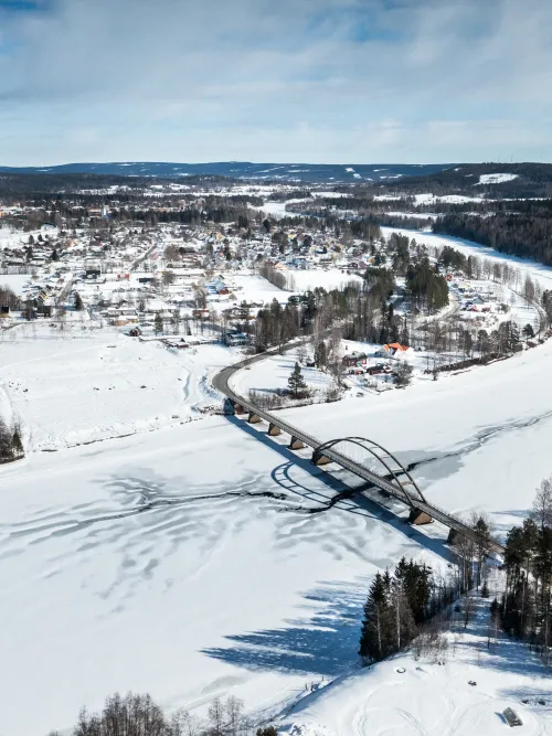 Drönarvy över Marahällabron vintertid