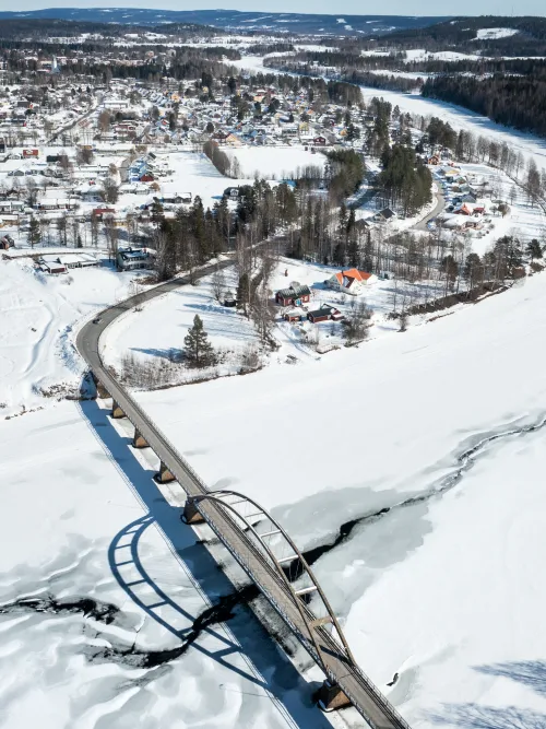 Drönarvy av Marahällabron vintetid