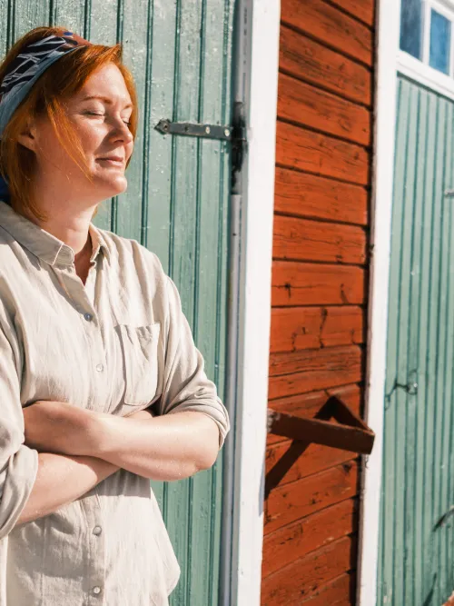 Person som solar sig i vårsolen