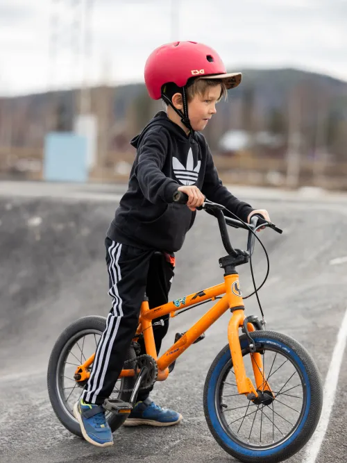 Barn som cyklar i cykelparken