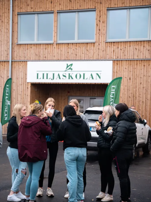 Elver står utanför entrén på Liljaskolan