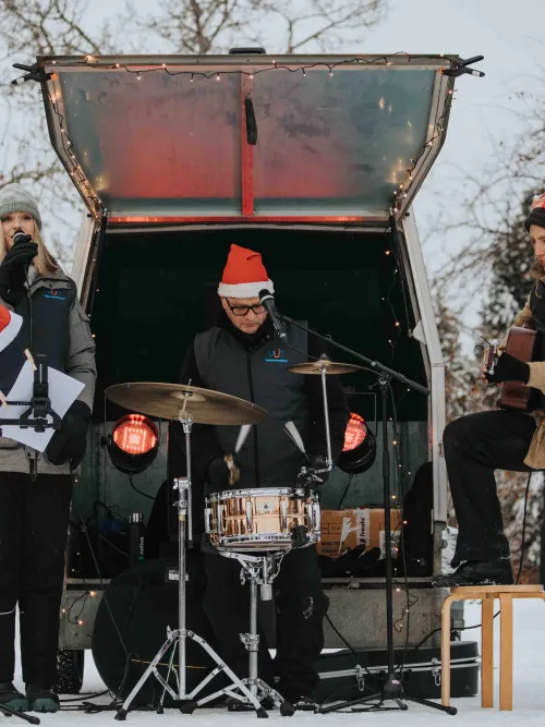 Grupp som spelar på torget i Vännäs