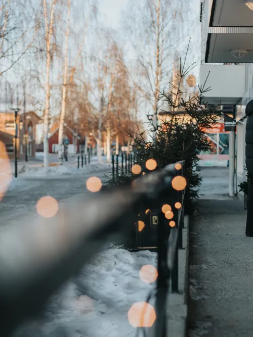 Personer som tittar i skyltfönster