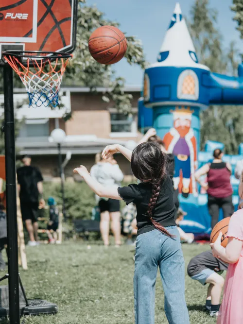 Barns om gör aktiviteter i Vännäs centrum