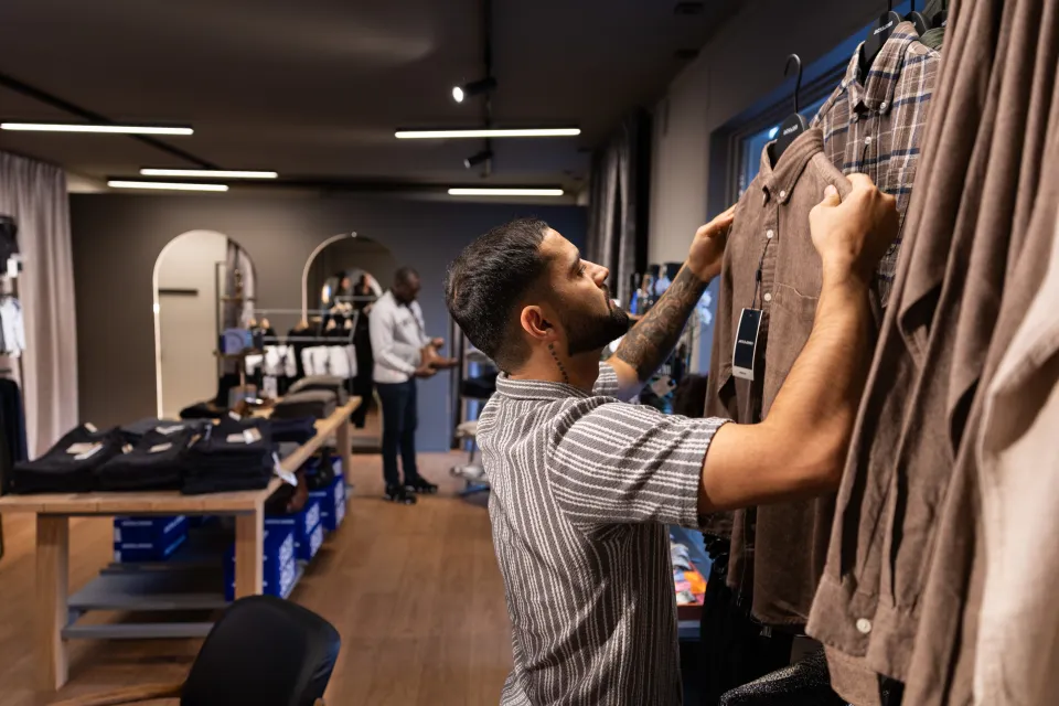 Personer som shoppar i bútik