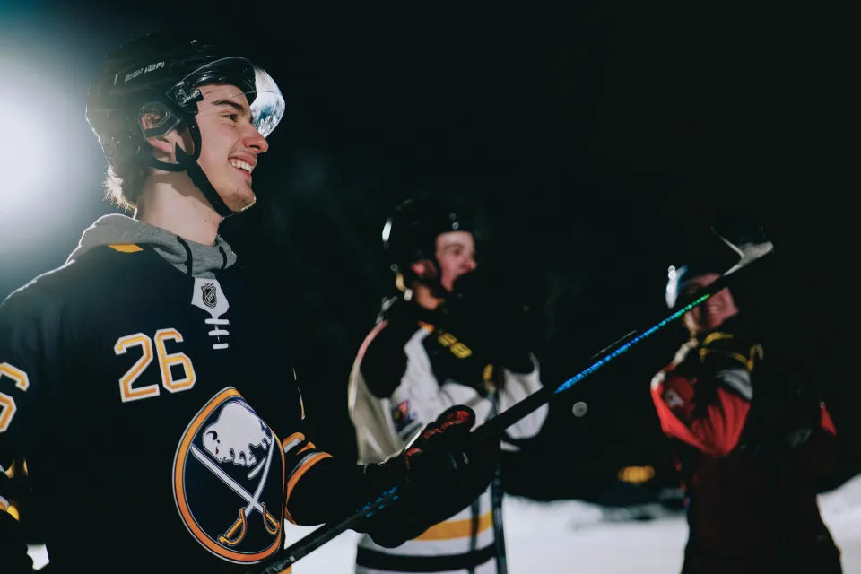 Ungdomar som spelar hockey
