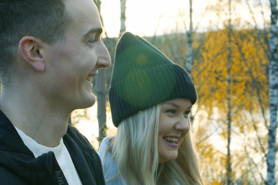 Personer som står på grunden till sitt framtida hus