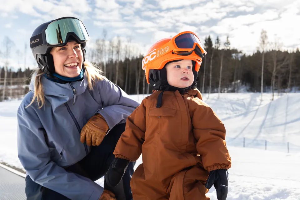 Familj som åker utförsåkning
