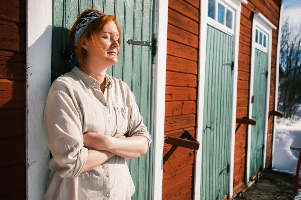 Person som solar sig i vårsolen