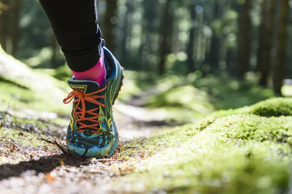 Person som springer i skogen
