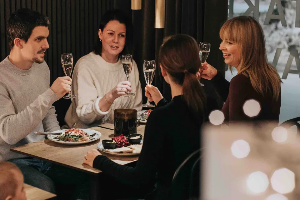 Grupp som som äter mat och skålar