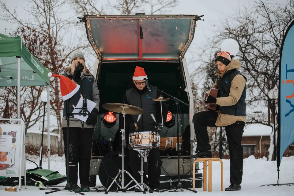 Grupp som spelar på torget i Vännäs