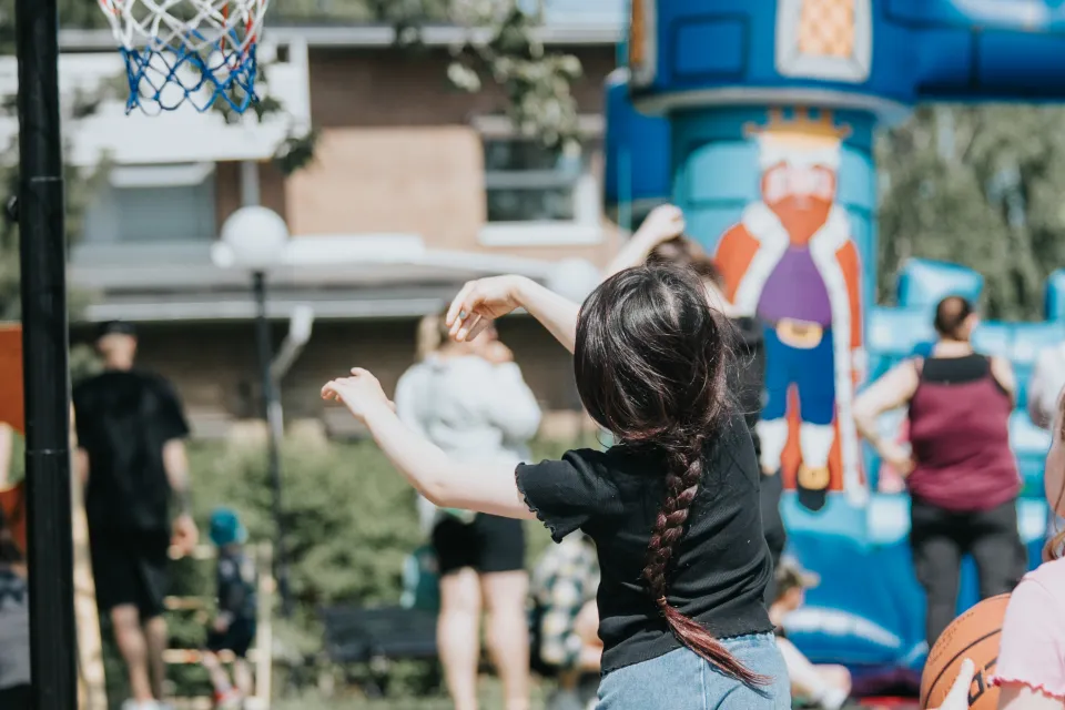 Barn som gör aktiviteter i Vännäs centrum