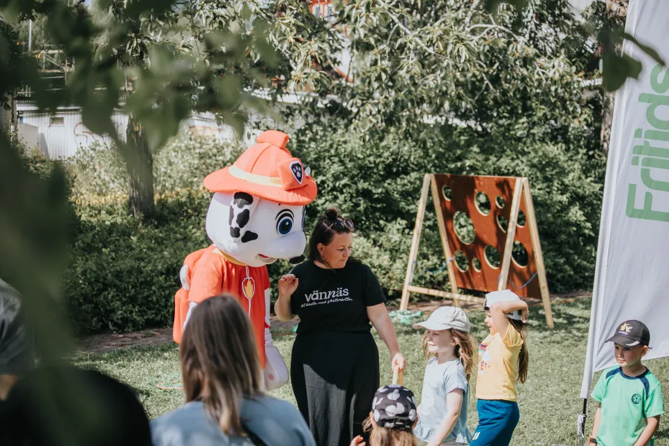 Maskoten Marshall från Paw Patrol på ett familjevenmang