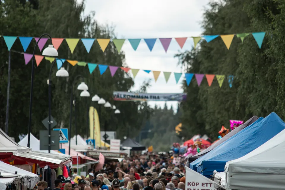 Folkmassa längs gatan under Vännäsdagarna