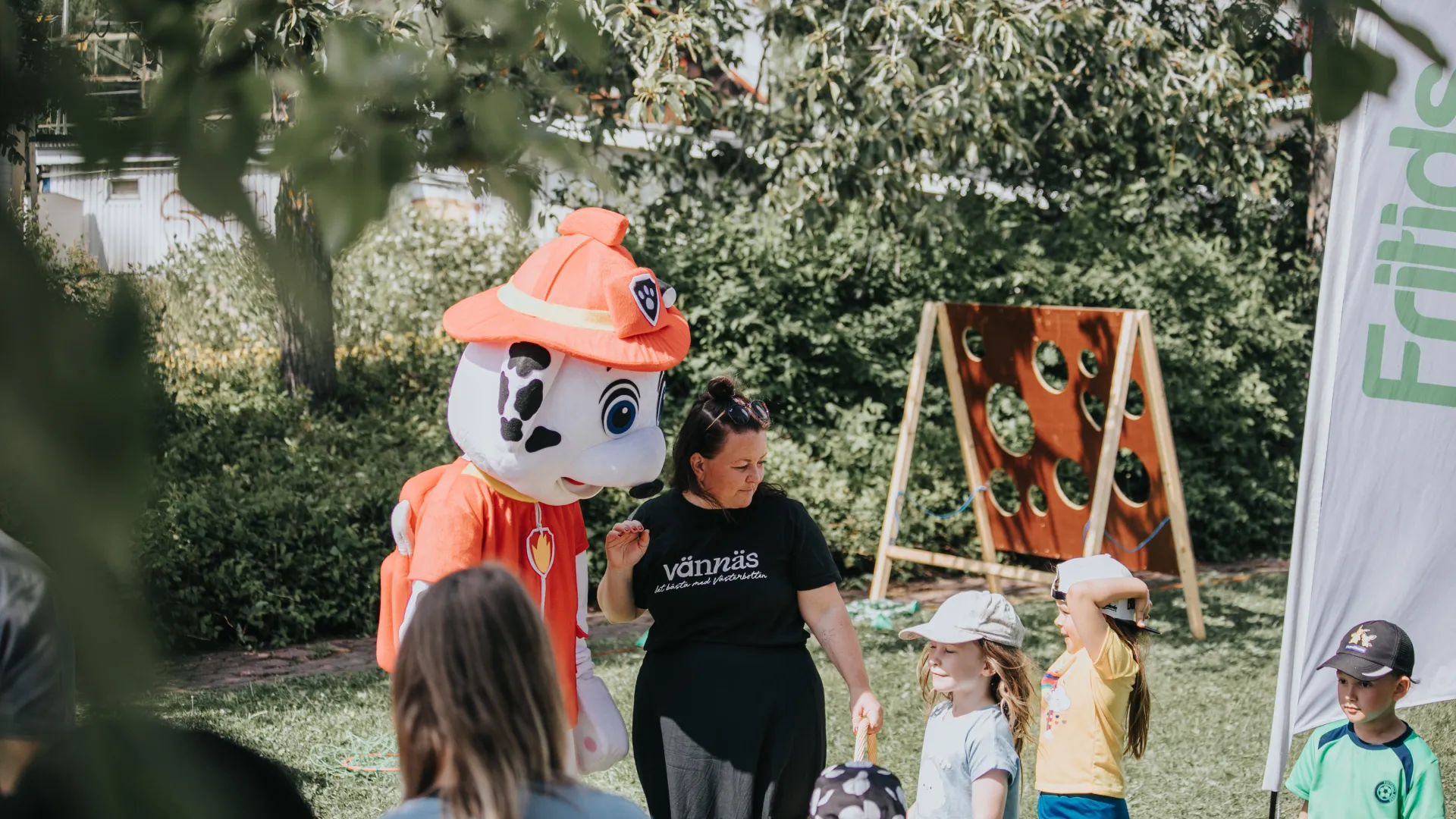 Maskoten Marshall från Paw Patrol på ett familjevenmang